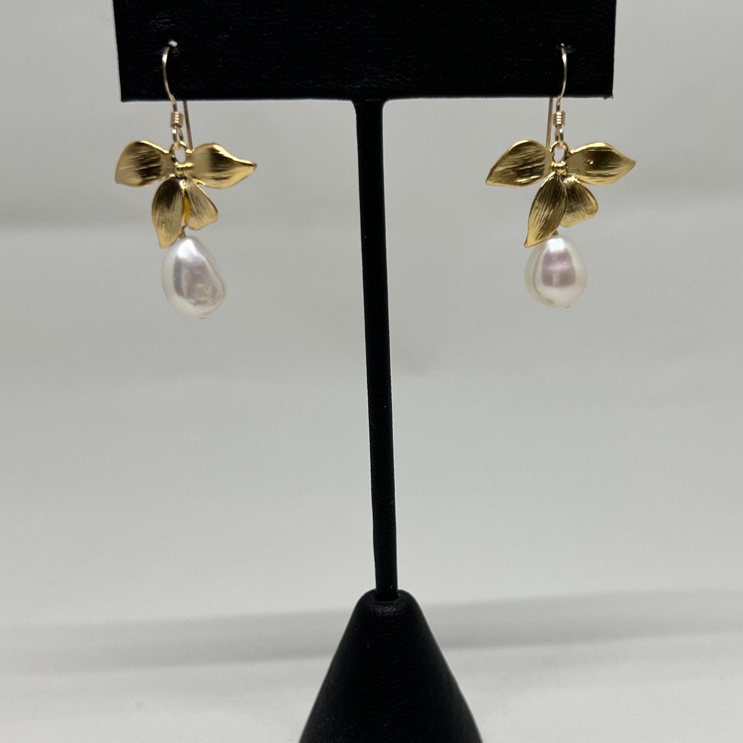 Flower pearl earrings